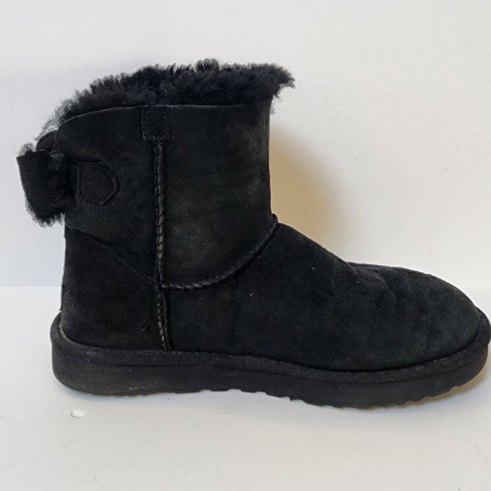 UGG Classic Herritage Bow Mini black women's boots size 8